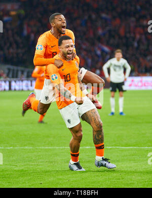 Amsterdam, Niederlande. 24 Mär, 2019. Memphis DEPAY, NL 10 Schießt, Schießt Ziel für 2-2, feiert sein Ziel für, glücklich, Lachen, feiern, Georginio WIJNALDUM, NL 8 NIEDERLANDE - DEUTSCHLAND Wichtig: DFB-Vorschriften die Verwendung von Fotografien als Bildsequenzen und/oder quasi-Video zu verbieten. Die Qualifikation für die Europameisterschaft, EM Quali, 2020 Saison 2018/2019, 24. März 2019 in Amsterdam, Niederlande. Credit: Peter Schatz/Alamy leben Nachrichten Stockfoto