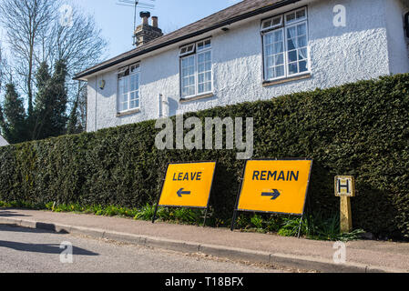 Lustige Witze über Brexit: Zwei satirische comic Schilder mit den Worten verlassen und bleiben in Bezug auf Brexit auf einer Straße bei thriplow Narzisse Wochenende 2019, Thriplow, Cambridge, England, UK. Credit: Nicola Ferrari/Alamy Leben Nachrichten. Stockfoto