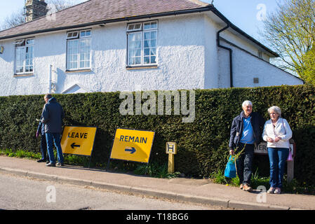 Lustige Witze über Brexit: Zwei satirische comic Schilder mit den Worten verlassen und bleiben in Bezug auf Brexit auf einer Straße bei thriplow Narzisse Wochenende 2019, Thriplow, Cambridge, England, UK. Credit: Nicola Ferrari/Alamy Leben Nachrichten. Stockfoto