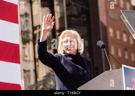 New York, USA. 24 Mär, 2019. New York, NY - 24. März 2019. Senator Kirsten Gillibrand (D-NY) hielt eine Präsidentschaftskampagne Rallye am New Yorker Central Park West Vor dem Trump Hotel und Tower. Credit: Ed Lefkowicz/Alamy leben Nachrichten Stockfoto