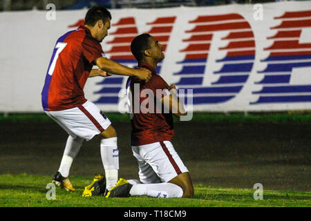 Parana Clube player feiert sein Ziel mit der Jhemerson Spieler während eines Spiel gegen Cascavel im Vila Capanema Stadion für die Meisterschaft 2019. Foto: Gabriel Machado/AGIF-Parana 2019, Paran x Cascavel CR- Stockfoto