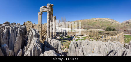 Ein römischer Tempel zu Zeus Baal und eine byzantinische Basilika gewidmet sitzen zu Beginn des Nahr al Kalb Tal auf den Berg Libanon. Stockfoto