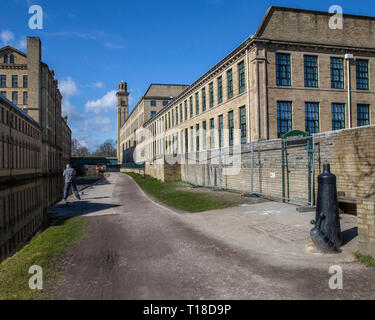 Salze Mühle (manchmal Salt's Mill geschrieben) ist eine ehemalige Textilfabrik, jetzt eine Kunstgalerie, Einkaufszentrum und Restaurant Komplex in Saltaire, Bradford Stockfoto