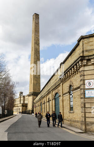 Salze Mühle (manchmal Salt's Mill geschrieben) ist eine ehemalige Textilfabrik, jetzt eine Kunstgalerie, Einkaufszentrum und Restaurant Komplex in Saltaire, Bradford Stockfoto