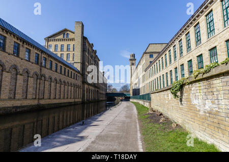 Salze Mühle (manchmal Salt's Mill geschrieben) ist eine ehemalige Textilfabrik, jetzt eine Kunstgalerie, Einkaufszentrum und Restaurant Komplex in Saltaire, Bradford Stockfoto