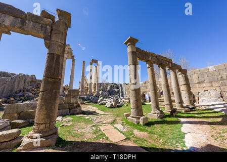 Ein römischer Tempel zu Zeus Baal und eine byzantinische Basilika gewidmet sitzen zu Beginn des Nahr al Kalb Tal auf den Berg Libanon. Stockfoto