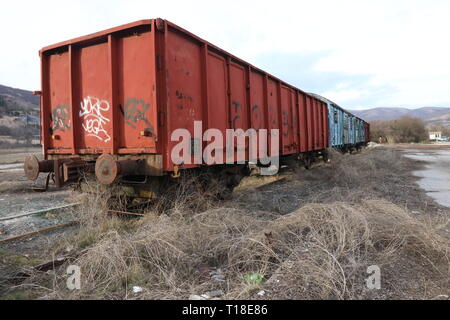 Verlassenen alten Eisenbahnwaggons auf dem Bahnhof, alte Waggons in einem verlassenen Bahnhof Stockfoto