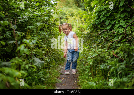 Portrait von glücklich süsse kleine Mädchen outdoor. Kid palying in Park, Garten, Märchenwald. Glück. Gesunde Kinder im Vorschulalter Sommer Aktivitäten Stockfoto