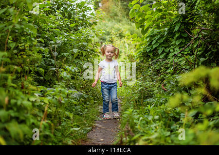 Portrait von glücklich süsse kleine Mädchen outdoor. Kid palying in Park, Garten, Märchenwald. Glück. Gesunde Kinder im Vorschulalter Sommer Aktivitäten Stockfoto