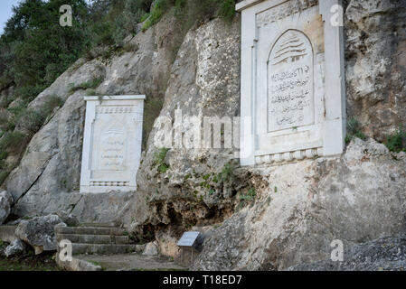 Nahr al Kalb Fluss bietet eine Reihe von gedenkmünzen Stelen mit Inschriften und Flachrelief aus der Assyrer, Babylonier und der Phoenic Stockfoto