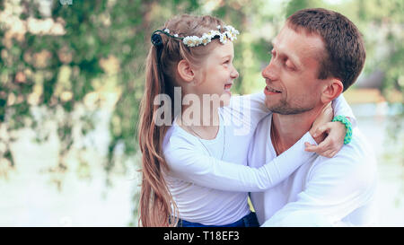 Konzept der Vaterschaft - gerne Vater und Tochter umarmen Stockfoto
