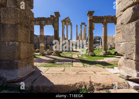 Ein römischer Tempel zu Zeus Baal und eine byzantinische Basilika gewidmet sitzen zu Beginn des Nahr al Kalb Tal auf den Berg Libanon. Stockfoto