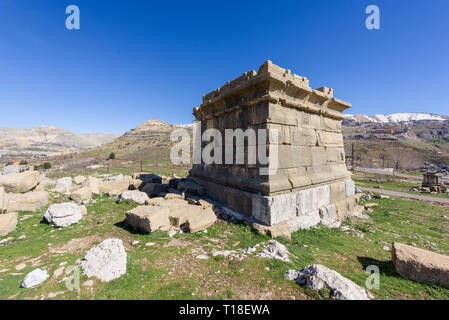 Ein römischer Tempel zu Zeus Baal und eine byzantinische Basilika gewidmet sitzen zu Beginn des Nahr al Kalb Tal auf den Berg Libanon. Stockfoto