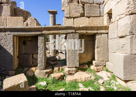 Ein römischer Tempel zu Zeus Baal und eine byzantinische Basilika gewidmet sitzen zu Beginn des Nahr al Kalb Tal auf den Berg Libanon. Stockfoto