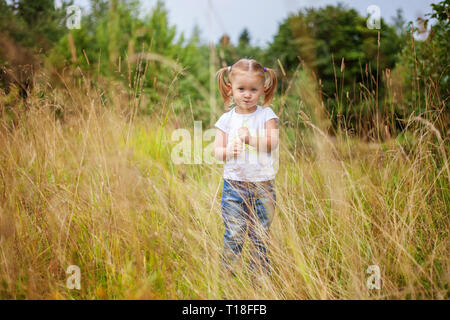 Portrait von glücklich süsse kleine Mädchen outdoor. Kid palying in Park, Garten, Wiese. Glück. Gesunde Kinder im Vorschulalter Sommer Aktivitäten Stockfoto