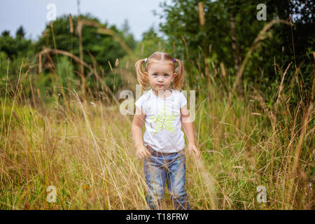 Portrait von glücklich süsse kleine Mädchen outdoor. Kid palying in Park, Garten, Wiese. Glück. Gesunde Kinder im Vorschulalter Sommer Aktivitäten Stockfoto