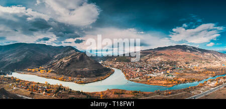 Mzcheta, Georgia. Blick von oben auf die Altstadt an der Senke befindet sich der Zusammenfluss der Flüsse Kura und Mtkvari Aragvi im malerischen Hochland. Herbst Stockfoto