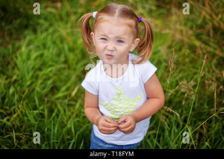 Portrait von glücklich süsse kleine Mädchen outdoor. Kid palying in Park, Garten, Märchenwald. Glück. Gesunde Kinder im Vorschulalter Sommer Aktivitäten Stockfoto