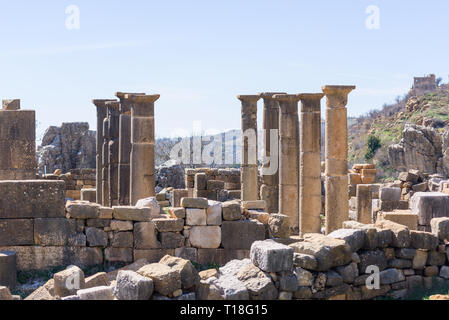 Ein römischer Tempel zu Zeus Baal und eine byzantinische Basilika gewidmet sitzen zu Beginn des Nahr al Kalb Tal auf den Berg Libanon. Stockfoto