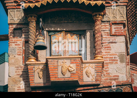 Tiflis, Georgien. Berühmte Rezo Gabriadze Marionettentheater Uhrturm auf die Altstadt. Puppentheater Museum in Tiflis, Georgien. Stockfoto