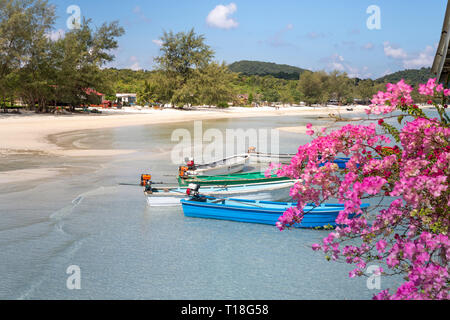 Insel Koh Rong Samloem, Sihanoukville, Kambodscha - März 10, 2019: Die Boote Touristen dient auf der Sandstrand auf Paradise Island Villa Koh Rong Sam Stockfoto