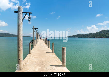 Insel Koh Rong Samloem, Sihanoukville, Kambodscha - März 10, 2019: Pier am Strand von Koh Rong Samloem Insel in Kambodscha in Paradise Island Villa K Stockfoto