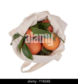 Frisch gepflückt Orangen in wiederverwendbar, recyclingfähig Fabric shopping Tragetasche, isoliert auf Weiss. Für umweltfreundliche, grüne Verbraucher. Ansicht von Oben. Stockfoto