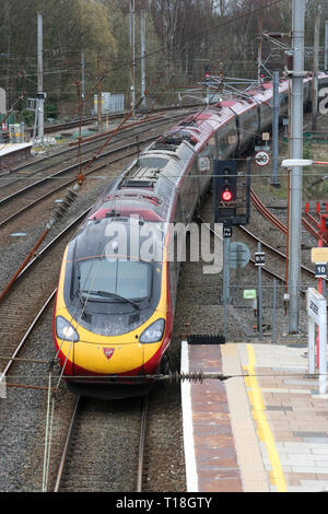 Klasse 390 Pendolino Electric Multiple Unit Train von Virgin Westküste Betrieben im Lancaster Station an der West Coast Main Line anreisen, März 2019 21. Stockfoto