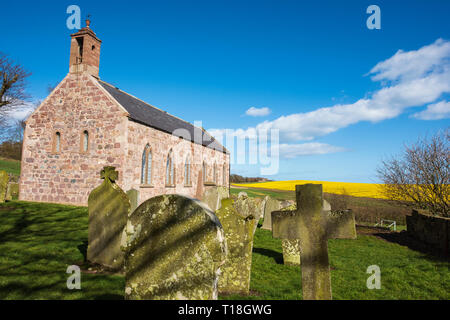 Kinneff Alte Kirche ist dort, wo die schottischen Kronjuwelen versteckt wurden, nachdem sie von Dunnottar Castle bei Cromwell's Belagerung im Jahr 1652 gerettet wurden. Stockfoto