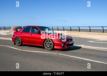 2001 Red Subaru Impreza WRX Fahrt an der Strandpromenade, Marine Drive, Southport, Merseyside, Großbritannien Stockfoto