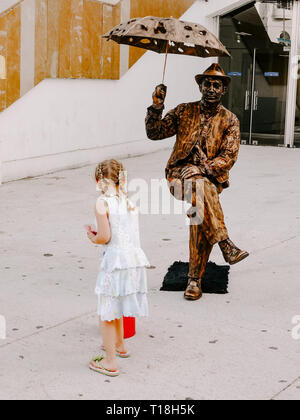 Kupfer beschichtete Street Performer holding Regenschirm, street Statue, Kupfer Statue, Freeze, gefroren, Geld sammeln, Spende Spenden Anzug Cannes Frankreich Stockfoto