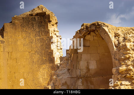 SHIVTA, Israel/Feb 18, 2018: Die Ruinen einer Kirche in diesem christlichen Nabatäischen Stadt in der israelischen Wüste Negev, verlassen, rund 200 Jahre nach dem 7. Stockfoto