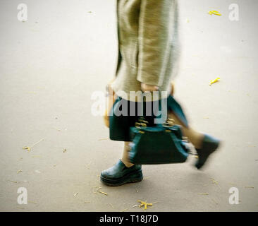 Alte Frau in verschwommene Bewegung Stockfoto