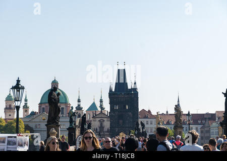 Prag, Tschechische Republik - 10 September, 2019: die Karlsbrücke mit Touristen während des Tages voll Stockfoto