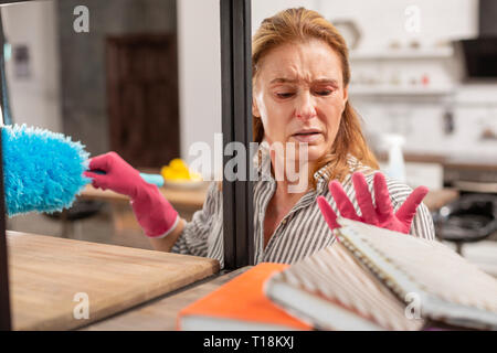 Alter blonde Frau mit starker Allergie gegen Staub Stockfoto