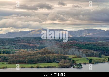 Panoramablick auf das Windermere und dem Coniston Fells im englischen Lake District. Stockfoto