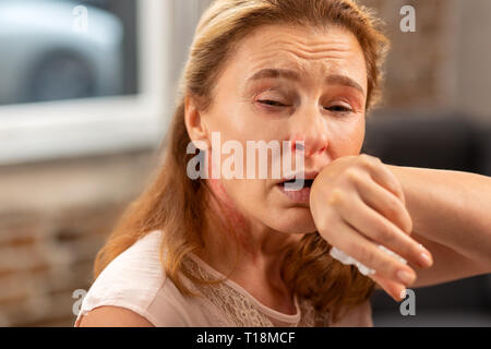 Frau mit laufender Nase und Husten Allergie leiden. Stockfoto