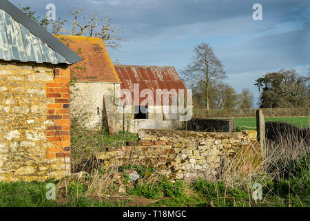 Eine alte Scheune in der Grafschaft Oxfordshire, der jetzt stillgelegten gesetzt. Es hat seine eigene Schönheit und bietet einen Ort für Eulen und wildlebenden Tieren in Frieden zu leben. Stockfoto