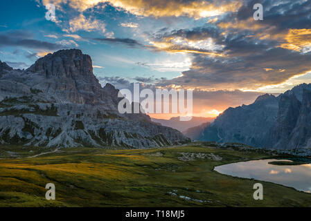 Atemberaubende Natur, Sonne strahlen über die alpinen Berge und See Stockfoto