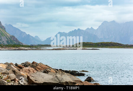 Lofoten steinigen Fjord und Berge Sommer bewölkt Landschaft, Norwegen. Stockfoto