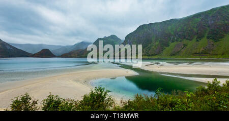 Lofoten Fjorde und Seen bewölkt Landschaft mit Sandstrand, Lough, und Bergen (Norwegen). Sommer polar Tag Nacht ansehen. Stockfoto