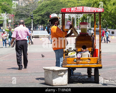 CALI, Kolumbien - Februar, 2019: Straße Verkäufer von Rohrzucker genannt Guarapo Stockfoto