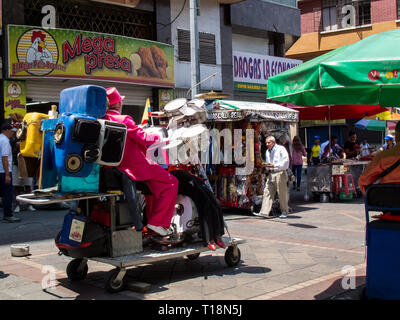 CALI, Kolumbien - Februar, 2019: Salsa Sänger und Tänzer Sie an einer Cali City Centre Street Stockfoto