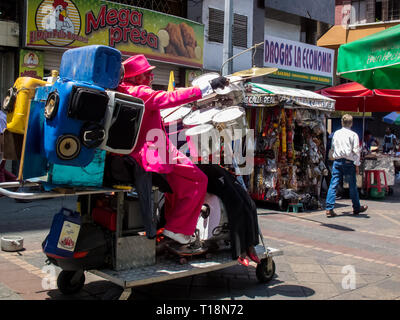 CALI, Kolumbien - Februar, 2019: Salsa Sänger und Tänzer Sie an einer Cali City Centre Street Stockfoto