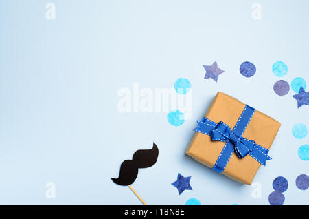 Geschenkboxen und Schnurrbart über blauen Hintergrund, Vatertag Konzept Stockfoto