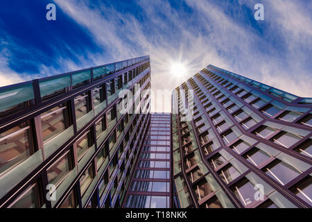 HAMBURG, Deutschland - 27 März 2016: Die berühmten Tanzenden Türme Bürogebäude ragt in den Himmel und beeindruckt mit seiner einzigartigen architektonischen Linien Stockfoto