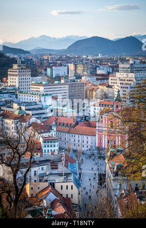 Portrait Blick vom Schloss über der Altstadt Ljubljanas Bergkette Karawanks in Slowenien, Europa Stockfoto