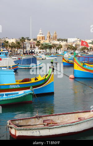 Marsaxlokk, Malta - Januar 21, 2018: Luzzu in Malta verankert, im Hafen von Marsaxlokk, einem traditionellen Fischerdorf in Malta. Ein luzzu ist ein Tradit Stockfoto