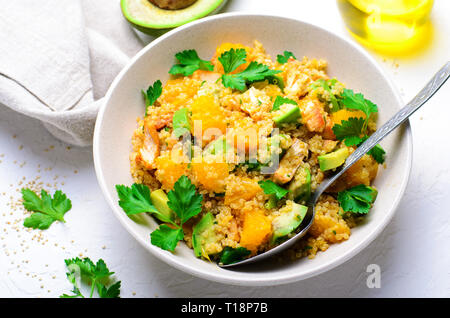 Quinoa Salat mit Orangen, Huhn und Avocado, gesunde Mahlzeit über hellen Hintergrund Stockfoto