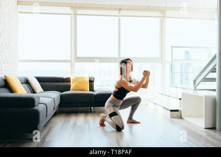 Erwachsene Frau Training Beine tun In und Out Hocke Stockfoto